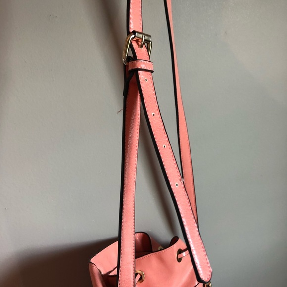 Crossbody adjustable strap. - Picture 7 of 7